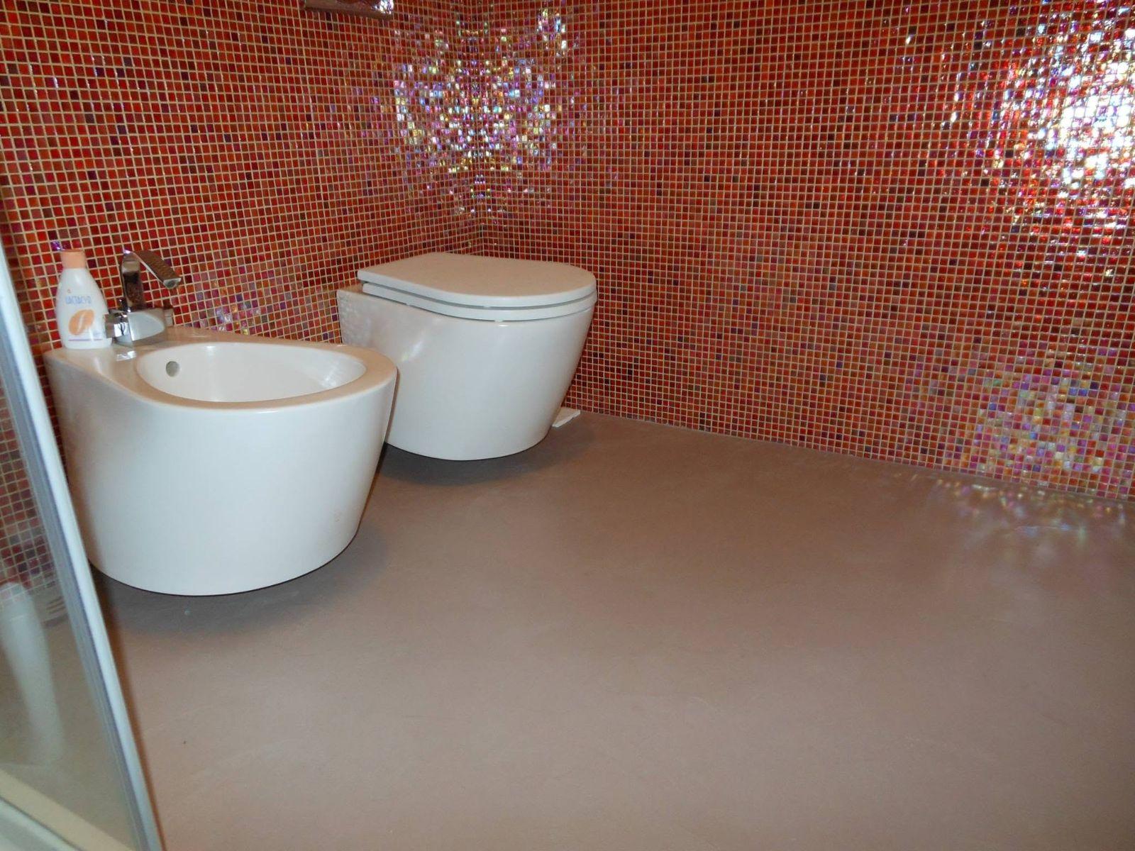 Bagno in mosaico, pavimento continuo