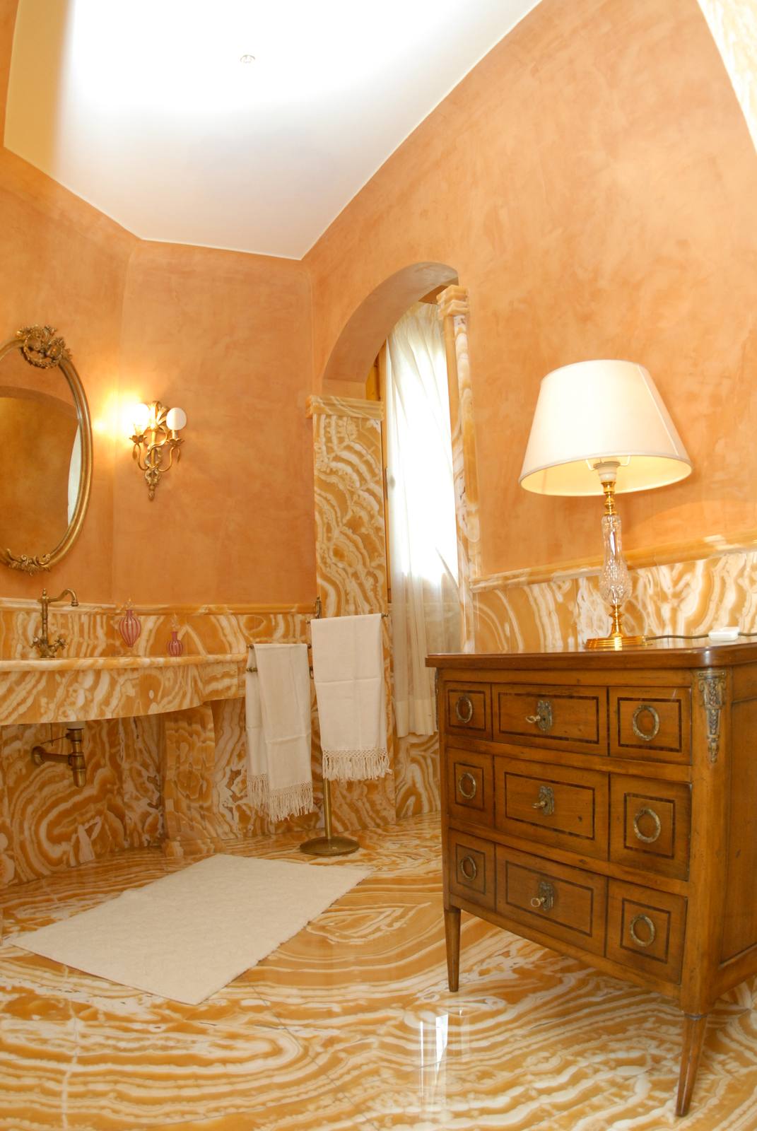 Bagno in marmo con pareti a encausto