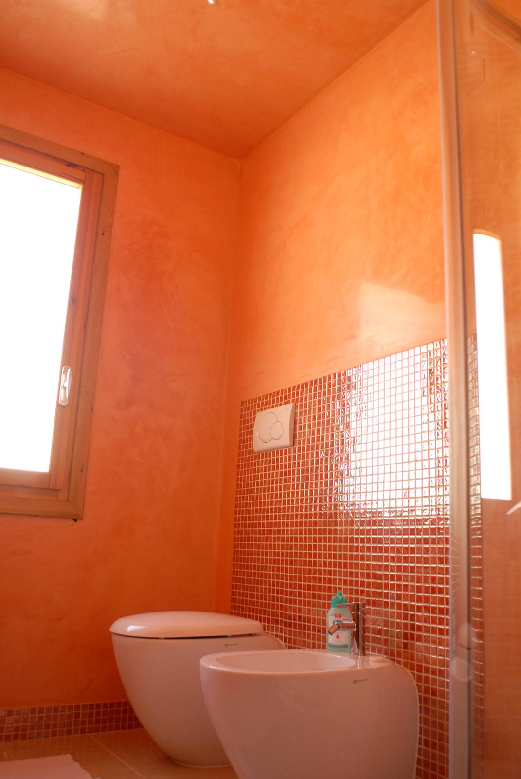 Bagno con pareti in resina